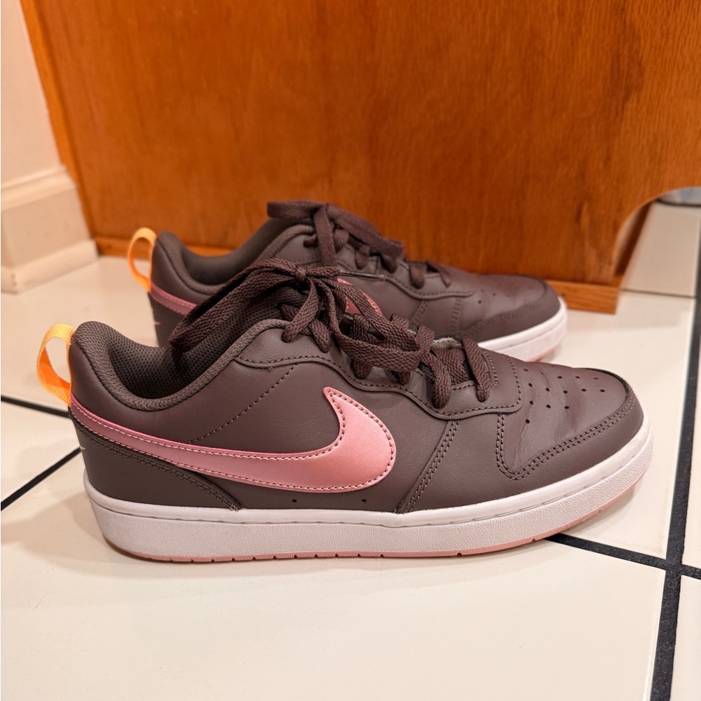 NIKE Big Girls Court Borough Low 2 Casual Sneakers 6 y or Women’s 8 - Picture 8 of 13